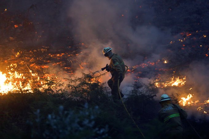 Bombeiros de Portugal seguem combatendo incêndio florestal