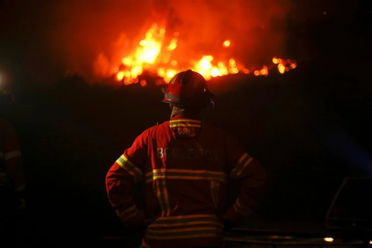 incêndio que atingiu os três andares mais altos de um prédio residencial e matou pelo menos três pessoas (Rafael Marchante/Reuters)