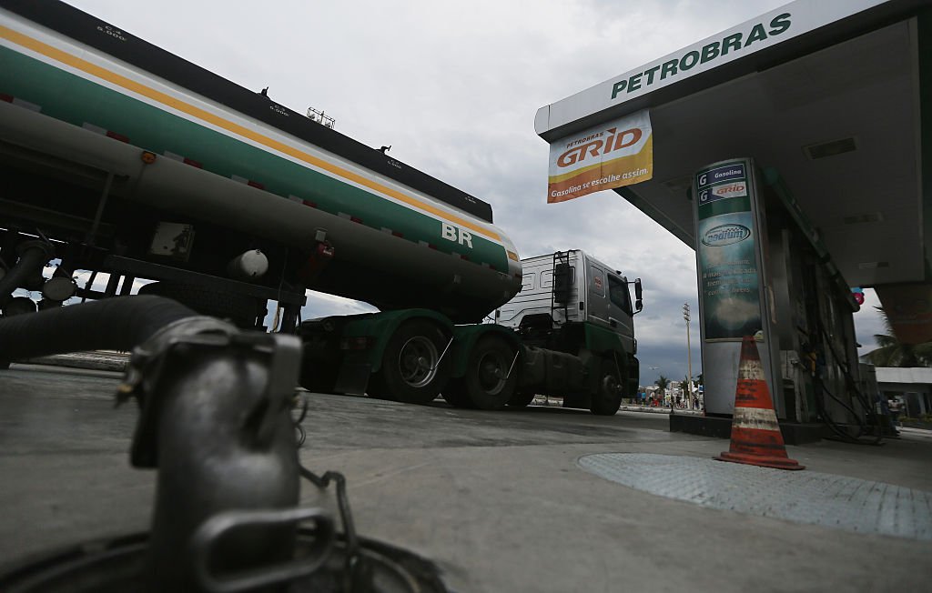 Preço da gasolina da Petrobras na refinaria sobe 2,2%, 1ª alta em 2 meses