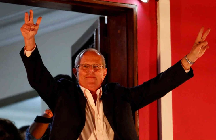 PERU: PPK acena para eleitores; o economista está na frente na apuração para a presidência peruana / Guadalupe Pardo/ Reuters