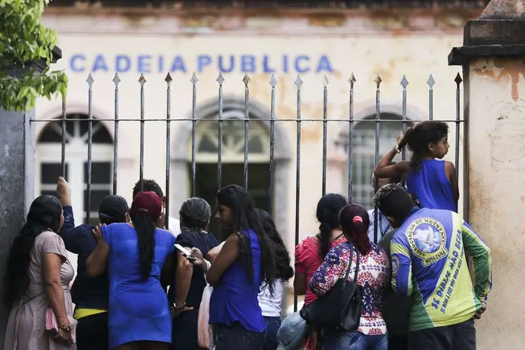 CRISE PENITENCIÁRIA: familiares aguardam informações sobre presos na Cadeia Pública Raimundo Vidal Pessoa, em Manaus / Marcelo Camargo/Agência Brasil (Marcelo Camargo/Agência Brasil)