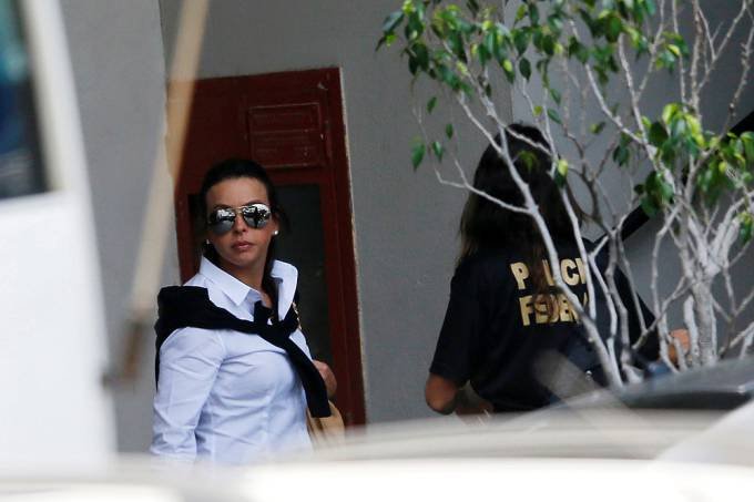 Sob gritos de "pilantra", Adriana Ancelmo volta para a prisão