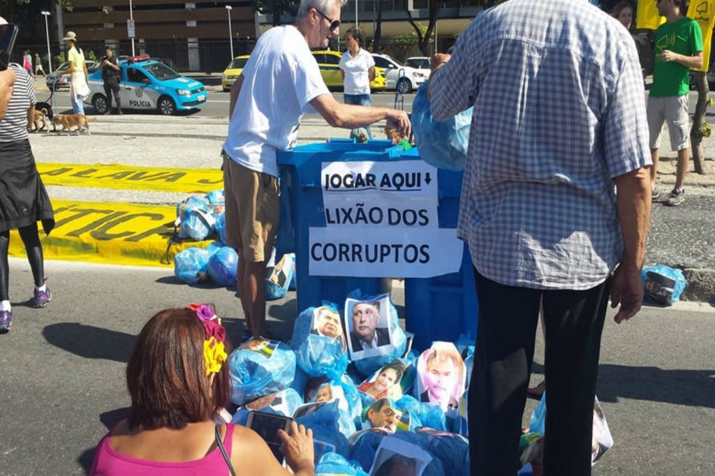 Cerca de 30 pessoas fazem ato em Copacabana contra corrupção