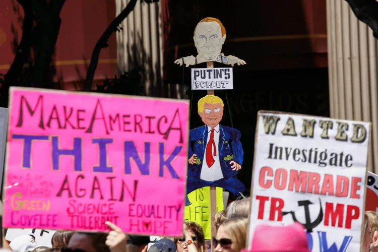 Protesto contra o presidente em Los Angeles, na Califórnia: americanos pedem investigação sobre interferência da Rússia nas eleições e protestam contra saída do acordo de Paris (John Fredricks/Reuters)