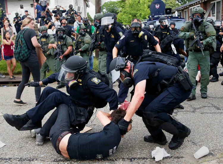 BATON ROUGE: protestos tomam conta da cidade de Louisiana onde um homem negro foi assassinado pela polícia na última semana  / Shannon Stapleton/ Reuters