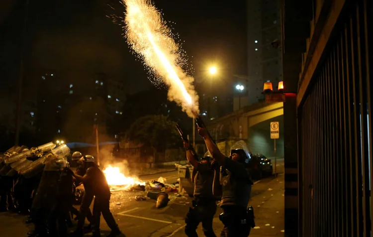 PROTESTO EM SP: no fim das contas, a irracionalidade definie como você compra seus produtos, vota em seus candidatos, briga com seus amigos / Paulo Whitaker / Reuters