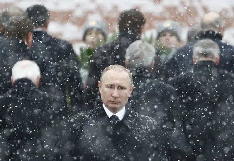 PUTIN EM CERIMÔNIA MILITAR EM MOSCOU: o assassinato de mais um opositor reforça a ambição, e a intolerância, do presidente russo / Sergei Karpukhin/ Reuters