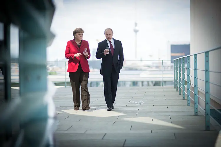 MERKEL E PUTIN: em missões distintas, os dois líderes têm o mesmo objetivo de ampliar a influência de seus projetos políticos / Guido Bergmann/ Bundesregierung-Pool via Getty Images (Guido Bergmann/Getty Images)
