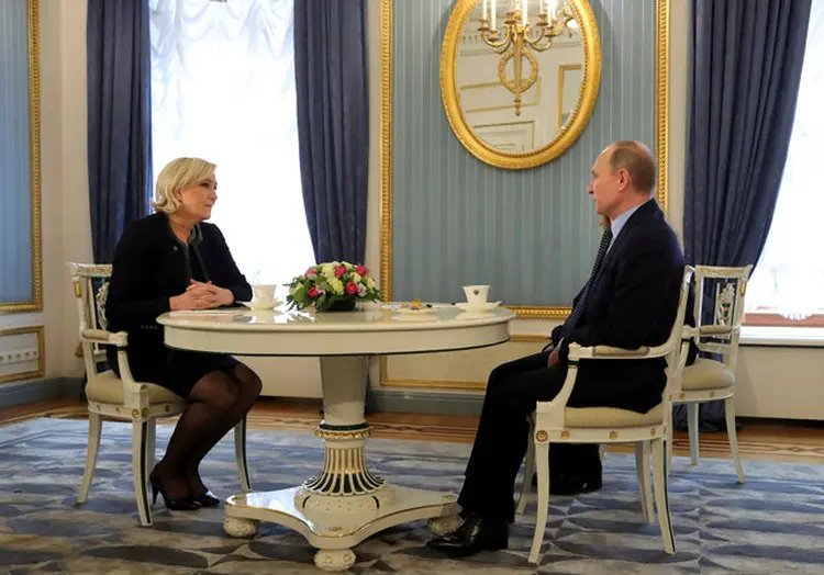 LE PEN E PUTIN: o russo disse que “não quer ter nenhuma influência” nas eleições francesas / Sputnik/Mikhail Klimentyev/Kremlin/ Via Reuters