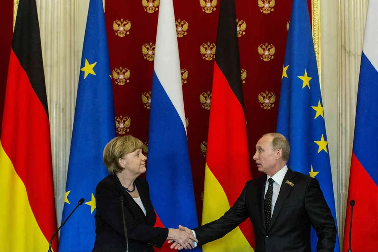 MERKEL E PUTIN: União Europeia condenou nesta segunda-feira o apoio da Rússia às forças de Bashar al-Assad na Síria / Alexander Aksakov/ Getty Images