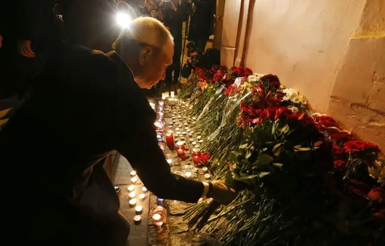 PUTIN DEPOSITA FLORES EM SÃO PETERSBURGO: governo russo afirma ter identificado homem-bomba / Grigory Dukor/ Reuters