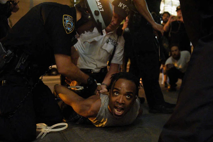 CONFRONTO: manifestante é preso em Nova York após protesto contra a morte de negros por policiais  / Darren Ornitz/ Reuters