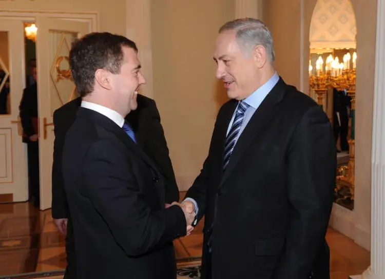MEDVEDEV E NETANYAHU: Rússia e Israel se encontram hoje para colocar a relação nos eixos / Amos Ben Gershom/GPO via Getty Images)