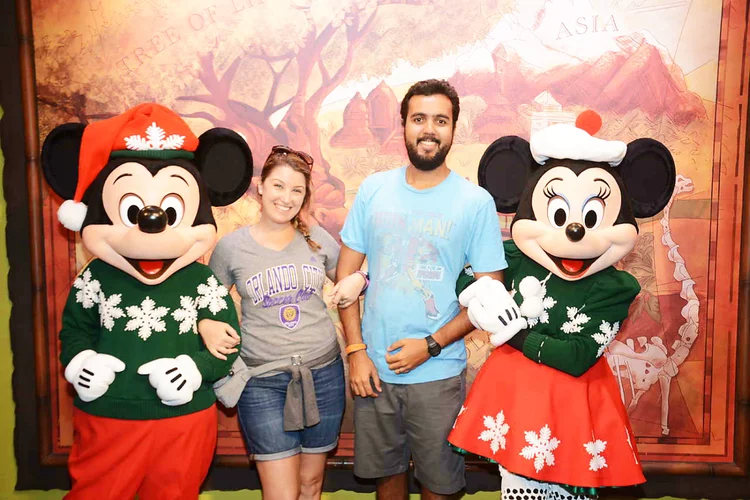 Felipe Magalhães e Rebeca Lopes em parque da Disney: paixão pelo local fez casal criar uma agência de turismo (Rumo a Orlando/Divulgação)