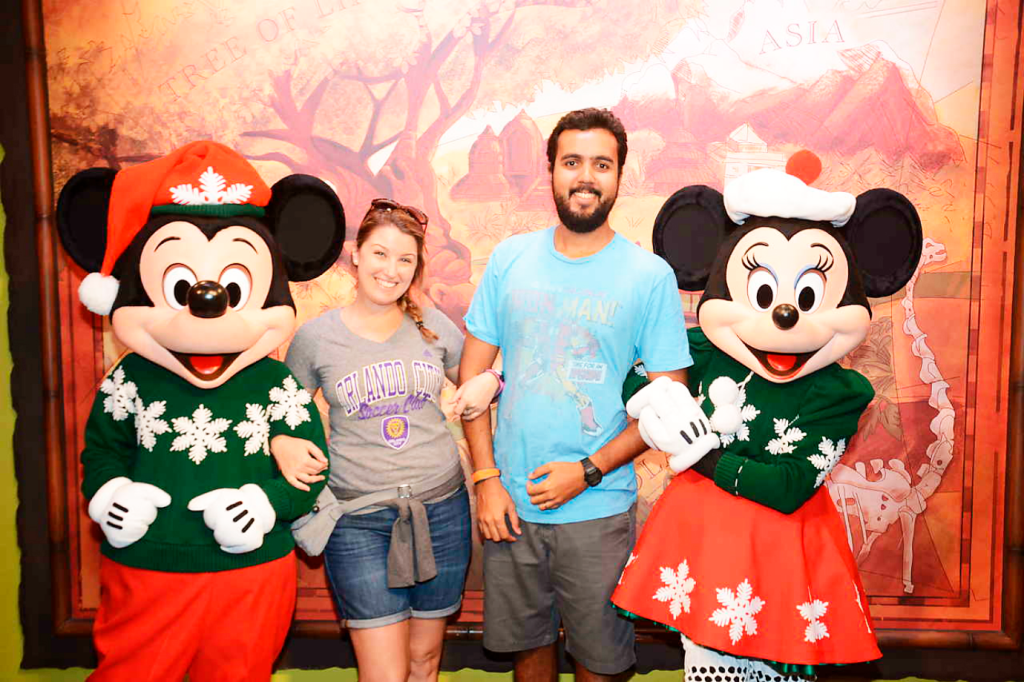 Felipe Magalhães e Rebeca Lopes em parque da Disney: paixão pelo local fez casal criar uma agência de turismo (Rumo a Orlando/Divulgação)