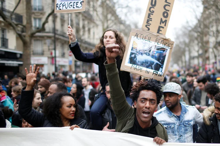 PROTESTO CONTRA BRUTALIDADE POLICIAL EM PARIS: aplicativo tem 10.000 famílias cadastradas para receber refugiados  / Gonzalo Fuentes/ Reuters