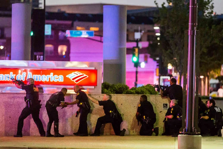 DALLAS: policiais respondem a tiros em evento; cinco policiais morreram / Smiley N. Pool/The Dallas Morning News/via Reuters