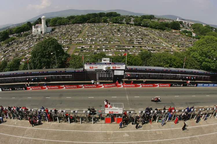 Isle of Man Tourist Trophy: reta de chegada com o cemitério dos motociclistas ao fundo (Ian Walton/Getty Images)