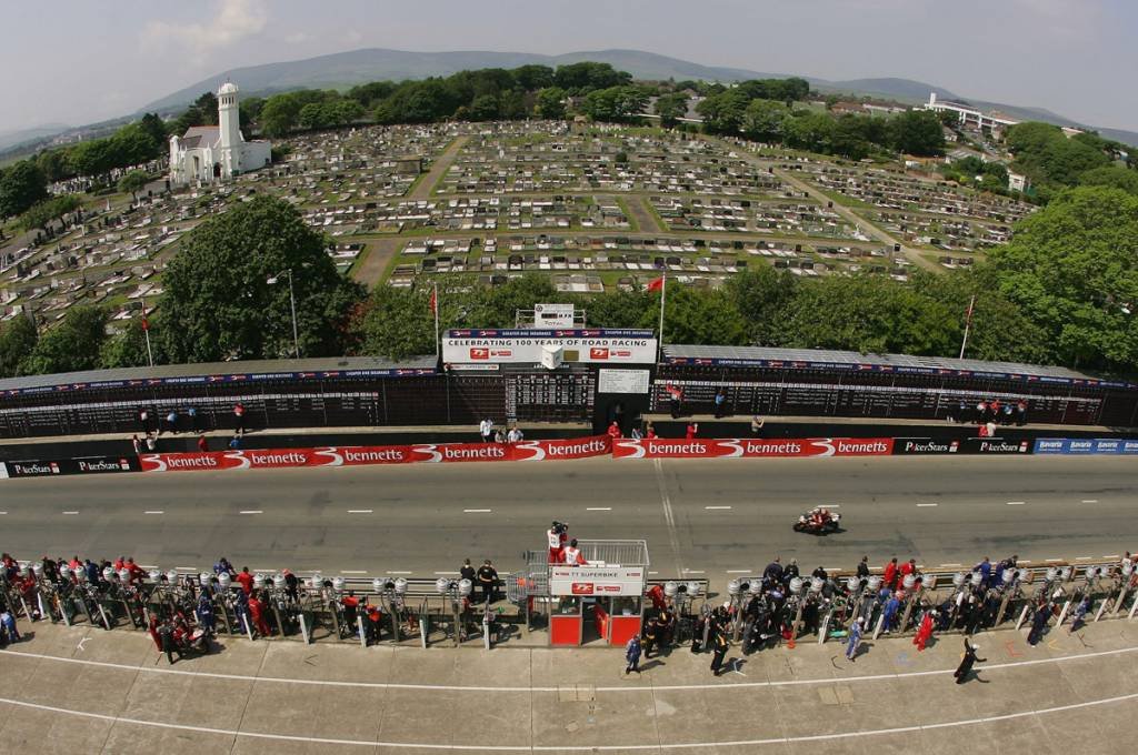 A mais perigosa corrida de motos do mundo:Isle Of Man TT=(video