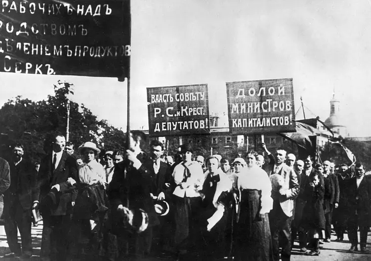 1917:  russos foram às ruas, sem saber que os fatos decorrentes daqueles protestos mudariam o mundo / Keystone/Getty Images