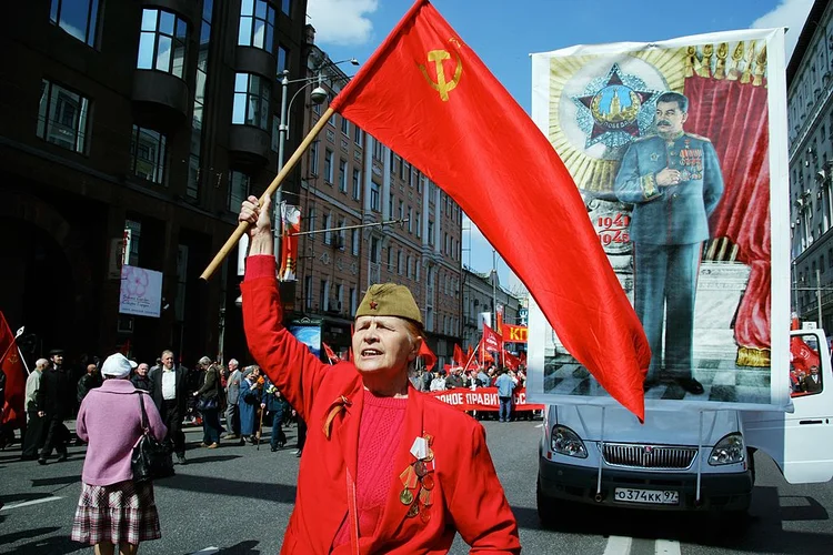 RÚSSIA: cidadão comemora o Dia da Vitória, quando o Exército Vermelho venceu os nazistas na Segunda Guerra Mundial; o passado soviético ainda é muito presente e divide o país / Oleg Nikishin/Pressphotos/Getty Images)