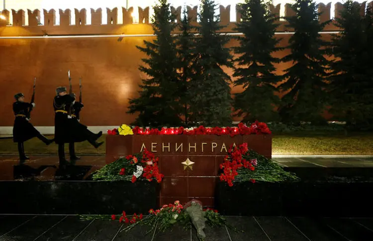 EM MOSCOU, UMA HOMENAGEM ÀS VÍTIMAS:  ao menos dez pessoas morreram e 30 ficaram feridas num atentado ao metrô de São Petersburgo / Maxim Shemetov/ Reuters