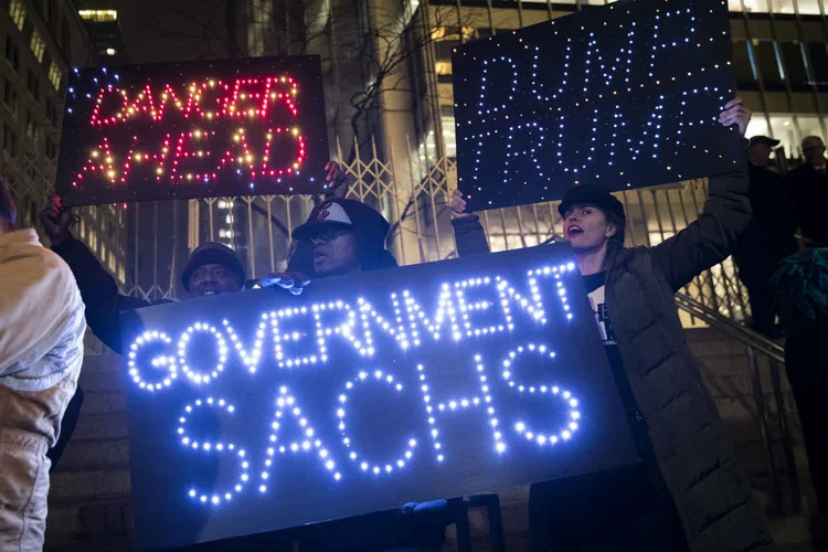 PROTESTO CONTRA O GOLDMAN SACHS: os seis maiores bancos americanos ganharam 280 bi de valor de mercado com Trump  / Drew Angerer/ Getty Images