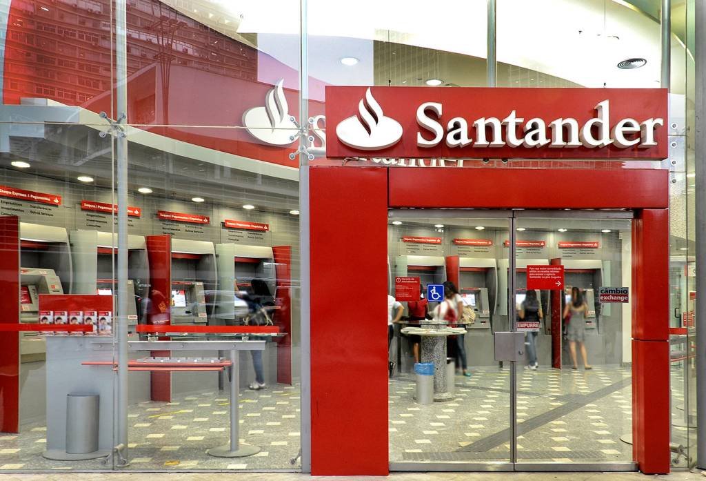 Santander (SANB11) volta a sofrer pressão de margens e lucro cai 47% no 1º tri
