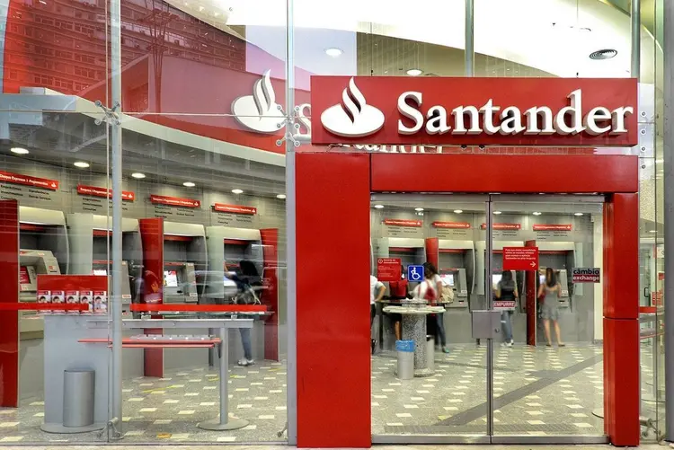 Agência do Santander: clientes com mais de 60 dias de atraso podem optar por dividir o débito com taxa mensal de 0,49% (Itaci Batista/Estadão Conteúdo/Reprodução)