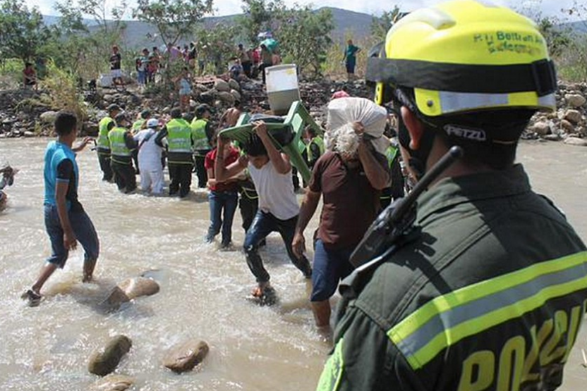CRISE DE IMIGRANTES: após fechamento da fronteira com a Venezuela, colombianos atravessam o Rio Táchira com o que puderam salvar de seus pertences / Polícia de Cúcuta