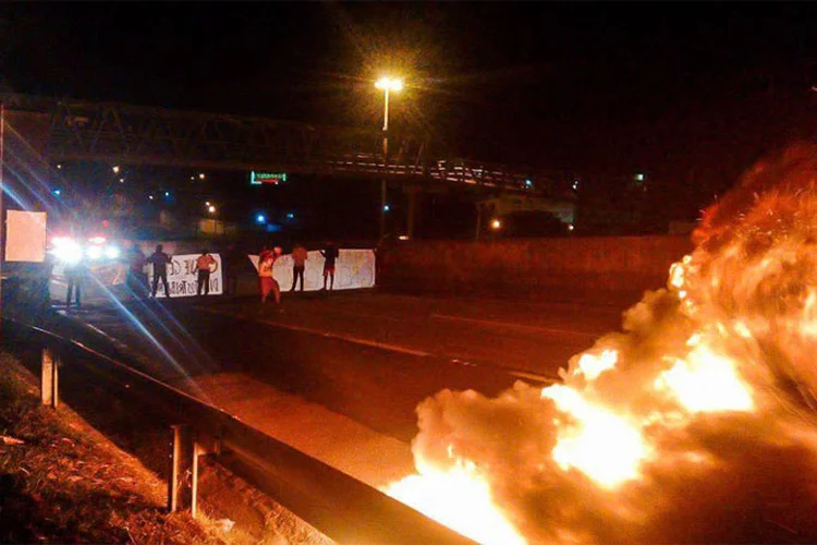 Proteso: o trânsito foi liberado após intervenção das polícias militar e rodoviária, com apoio do Corpo de Bombeiros (PT Brasil/Twitter/Divulgação)