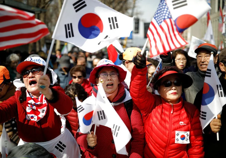 PROTESTOS EM SEUL:  os Estados Unidos puxam para um lado e a China, para o outro / Kim Hong-Ji/ Reuters