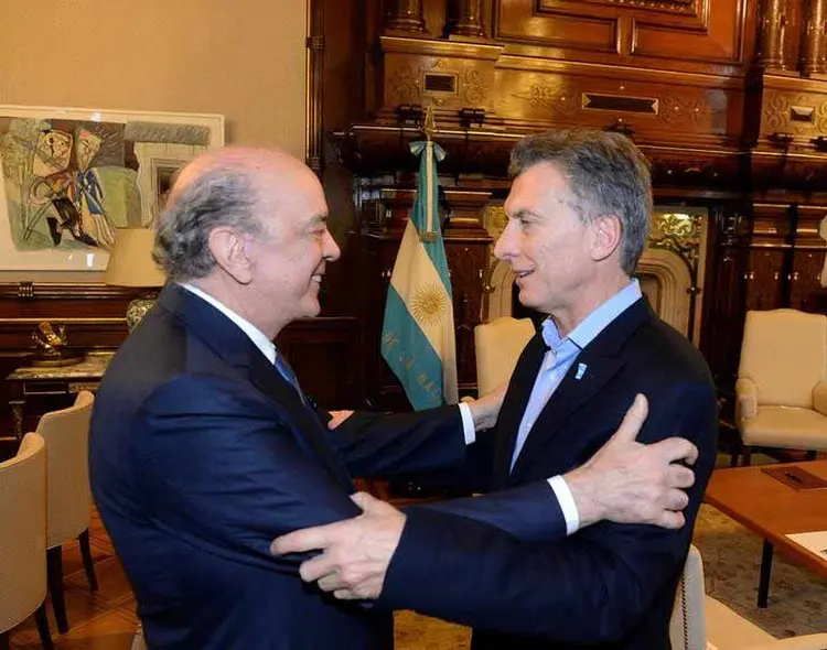 SERRA E MACRI: laboratório das mais tresloucadas experiências econômicas, a Argentina tenta arrumar a casa / Divulgação