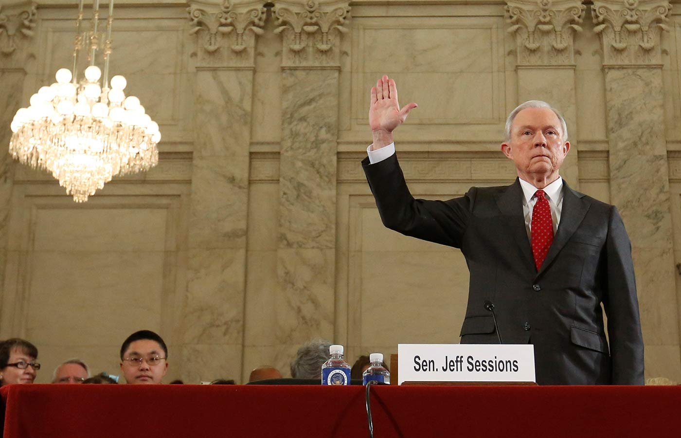 Sessions no Senado; Burca proibida&