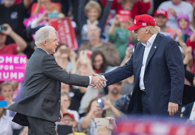 SESSIONS E TRUMP: o senador do Alabama foi indicado para o cargo de advogado-geral e é tudo que os opositores de Trump mais temem / Mark Wallheiser/Getty Images