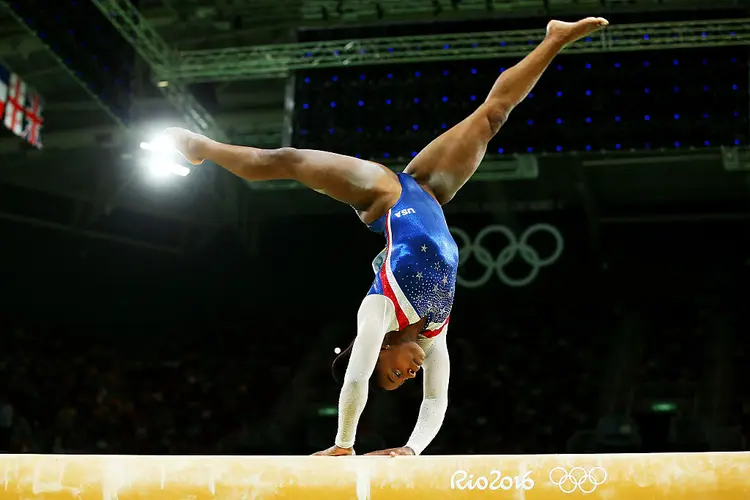 SIMONE BILES: a ginasta americana, tida como uma das melhores que já existiram, provou seu favoritismo e garantiu o ouro na categoria individual geral / Alex Livesey/Getty Images