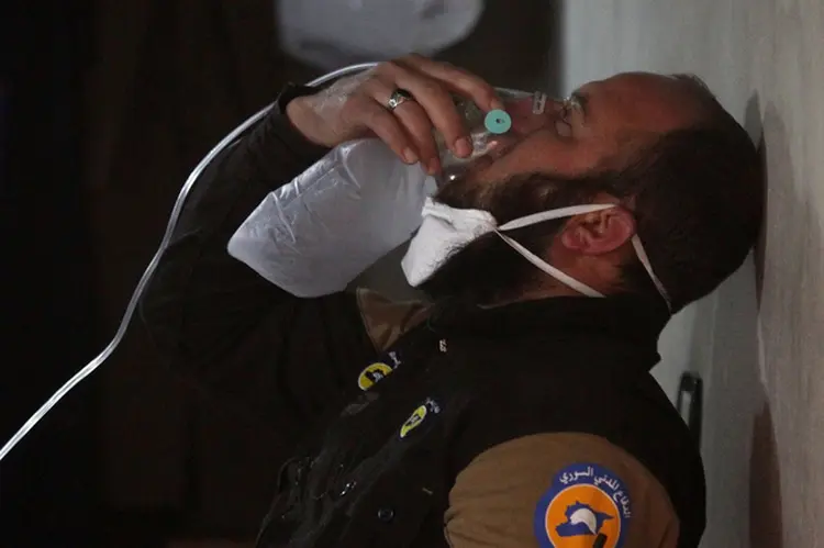IDLIB: sírio respira com máscara de oxigênio após ataque que deixou ao menos 72 mortos  / Ammar Abdullah/ Reuters