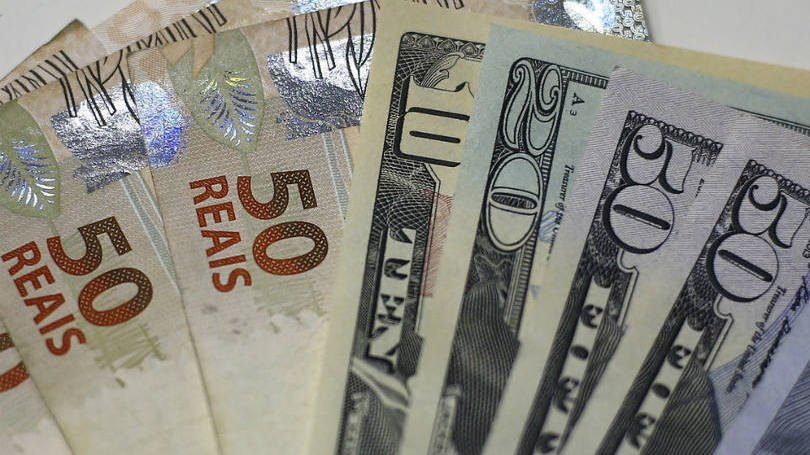 Dólar vai ao nível de R$ 3,22, menor desde fim de novembro