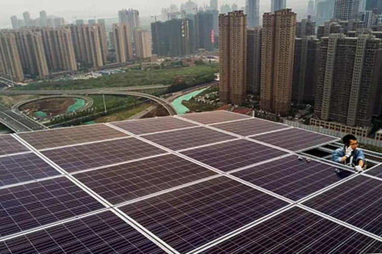 Instalação de painéis fotovoltaicos em um edifício de Wuhan, na China. (Kevin Frayer/Getty Images)