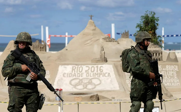 SOLDADOS EM COPACABANA: Forças Armadas terão mais de 22.000 homens em esquema de segurança das Olimpíadas / Ricardo Moraes/ Reuters