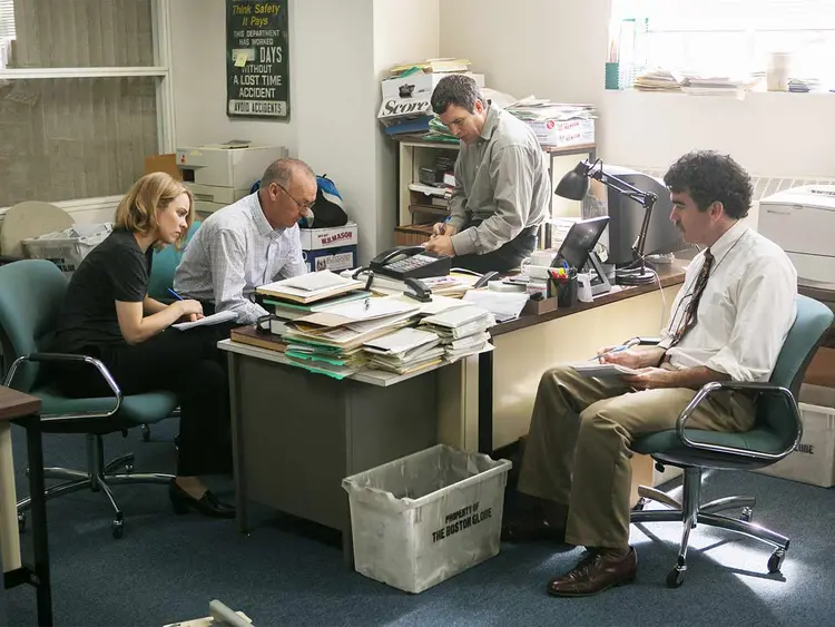 CENA DE SPOTLIGHT: para desencavar histórias como a do filme, um jornalista precisa do respaldo de uma instituição / Divulgação