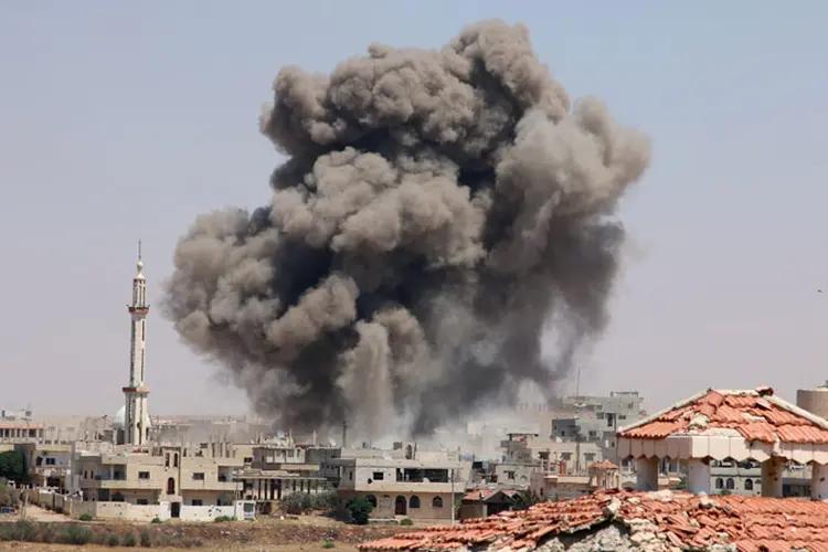 Guerra na Síria: forças aéreas russa e síria estão bombardeando os arredores de Al Sujna em uma tentativa de avançar pelas suas imediaçõe (Alaa Al-Faqir/Reuters)