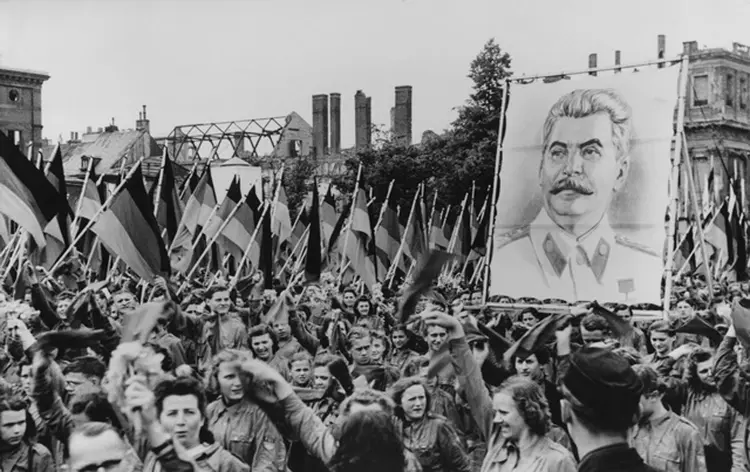URSS: a revolução Russa completa um século em 2017, e Svetlana Aleksiévitch retrata a alma russa  / FPG/ Getty Images