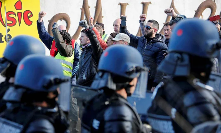 FRANÇA: trabalhadores em greve bloqueiam rodovia perto de refinaria de petróleo / Jean-Paul Pelissier/ Reuters