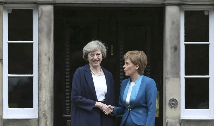 MAY E STURGEON EM JULHO: a visita à Escócia foi um sinal de boa vontade; de lá pra cá as duas tomaram caminhos opostos / Russell Cheyne/ Reuters