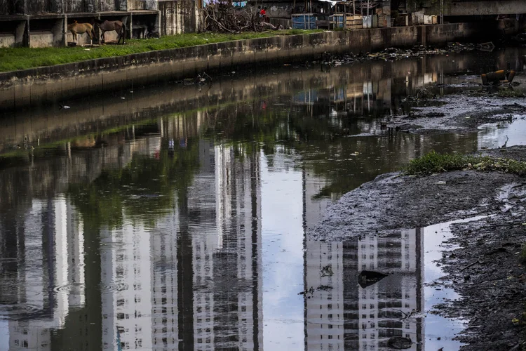 Prédios refletidos em canal poluído de Recife (Dado Galdieri/Bloomberg)