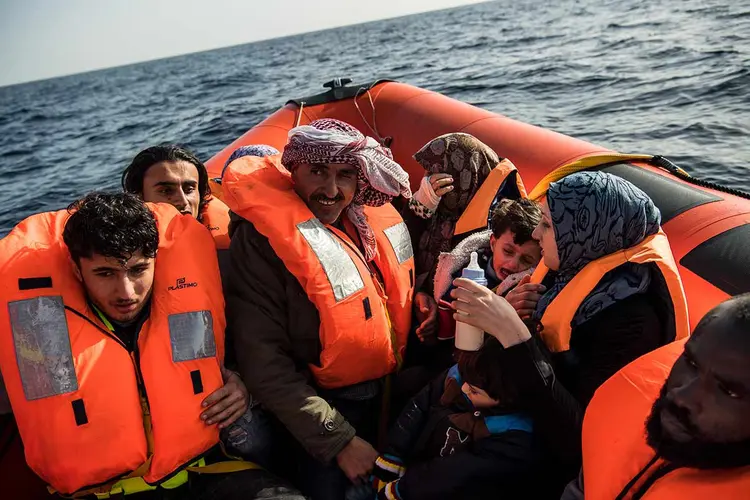 UE: Países do grupo no Mar Mediterrâneo disseram que a covid-19 torna mais difícil aceitar imigrantes resgatados no mar. A agência de direitos humano Conselho da Europa disse a Malta que a lei humanitária internacional a obriga a aceitar imigrantes resgatados, apesar do vírus. (David Ramos/Getty Images)