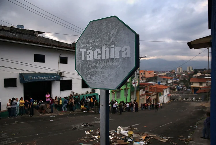 VENEZUELA: pessoas formam fila em San Cristoban, estado de Táchira, para comprar comida ao amanhecer   / John Moore/Getty Images