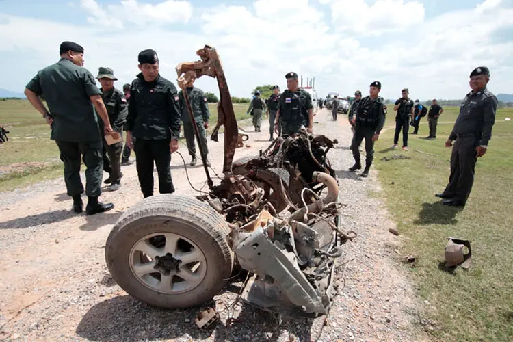 O artefato explosivo, detonado durante a passagem de uma caminhonete que transportava os militares, também feriu outros quatro soldados (Surapan Boonthanom/Reuters)
