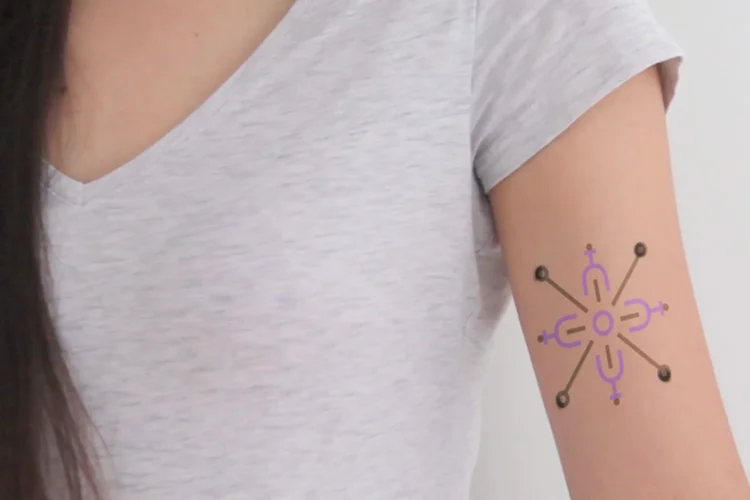 DermalAbyss: quando o açúcar no sangue aumenta, a tinta sensível ao açúcar muda de azul para marrom (Vimeo/MIT Media Lab/Reprodução)